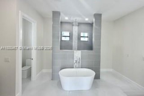 House in Cape Coral, Florida 4 bedrooms, 197.7 sq.m. № 1938874 - photo 10