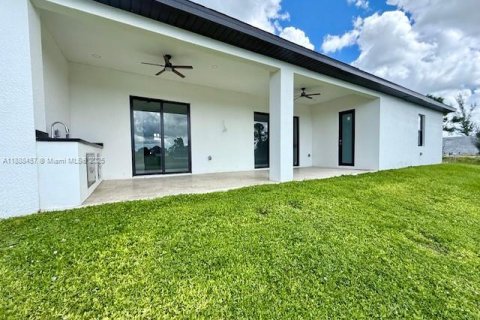 House in Cape Coral, Florida 4 bedrooms, 197.7 sq.m. № 1938874 - photo 16
