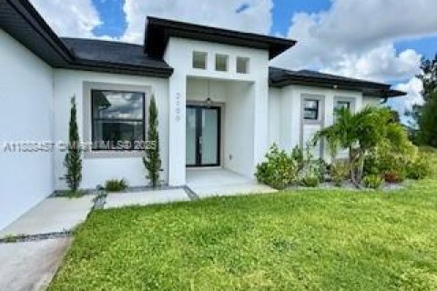 House in Cape Coral, Florida 4 bedrooms, 197.7 sq.m. № 1938874 - photo 2