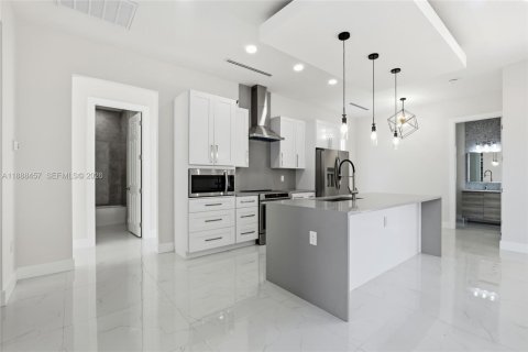 Casa en venta en Cape Coral, Florida, 4 dormitorios, 197.7 m2 № 1938874 - foto 29