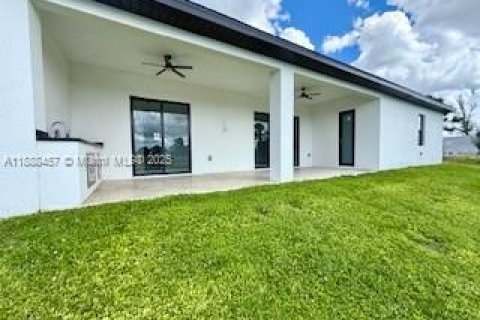House in Cape Coral, Florida 4 bedrooms, 197.7 sq.m. № 1938874 - photo 17