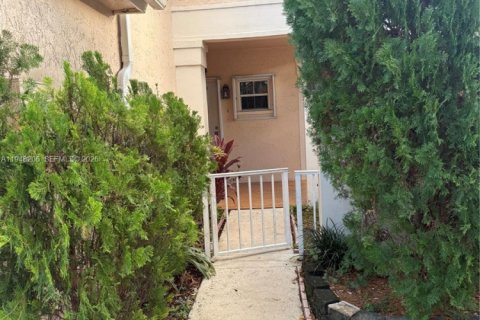 Снять в аренду таунхаус в Майами, Флорида 3 спальни, 128.39м2, № 2004578 - фото 2