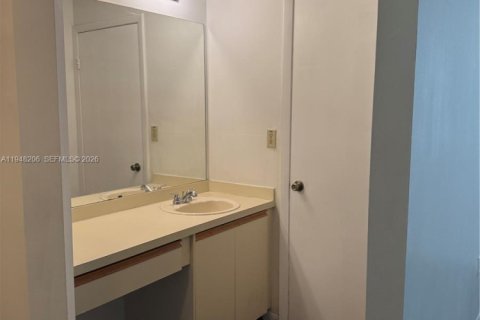 Снять в аренду таунхаус в Майами, Флорида 3 спальни, 128.39м2, № 2004578 - фото 12