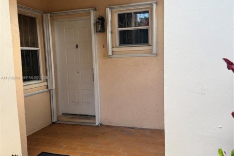 Снять в аренду таунхаус в Майами, Флорида 3 спальни, 128.39м2, № 2004578 - фото 3