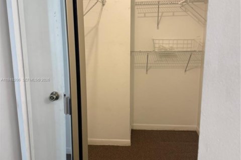 Снять в аренду таунхаус в Майами, Флорида 3 спальни, 128.39м2, № 2004578 - фото 13