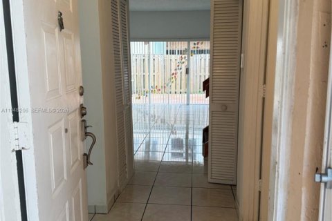 Снять в аренду таунхаус в Майами, Флорида 3 спальни, 128.39м2, № 2004578 - фото 4