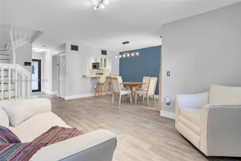 Townhouse in Dania Beach, Florida 2 bedrooms, 116.31 sq.m. № 1922025 - photo 10