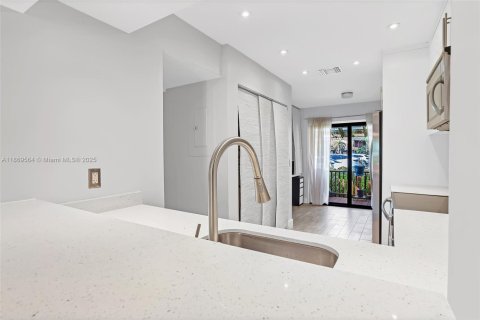 Townhouse in Dania Beach, Florida 2 bedrooms, 116.31 sq.m. № 1922025 - photo 18