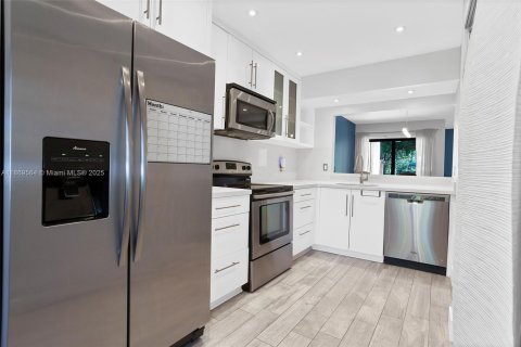 Townhouse in Dania Beach, Florida 2 bedrooms, 116.31 sq.m. № 1922025 - photo 22