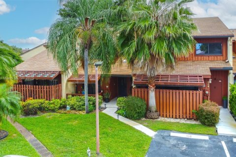 Townhouse in Dania Beach, Florida 2 bedrooms, 116.31 sq.m. № 1922025 - photo 1