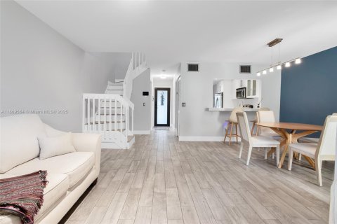 Townhouse in Dania Beach, Florida 2 bedrooms, 116.31 sq.m. № 1922025 - photo 11