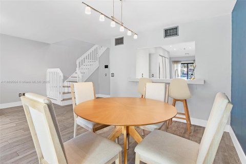 Townhouse in Dania Beach, Florida 2 bedrooms, 116.31 sq.m. № 1922025 - photo 14