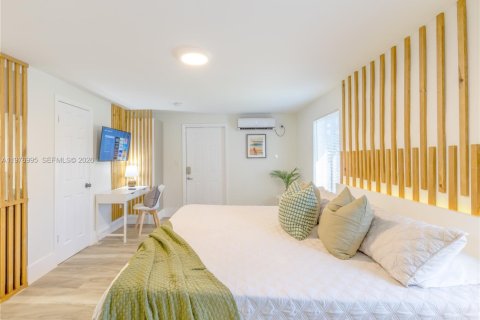 House in Miami, Florida 5 bedrooms, 216.65 sq.m. № 2042513 - photo 11