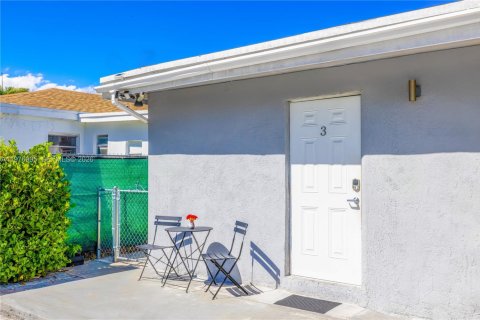 House in Miami, Florida 5 bedrooms, 216.65 sq.m. № 2042513 - photo 28