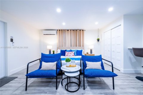 House in Miami, Florida 5 bedrooms, 216.65 sq.m. № 2042513 - photo 23