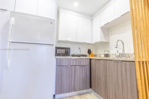 House in Miami, Florida 5 bedrooms, 216.65 sq.m. № 2042513 - photo 20