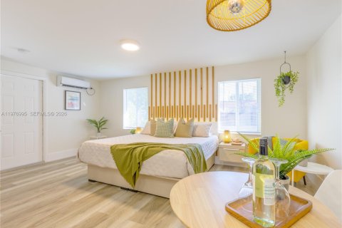 House in Miami, Florida 5 bedrooms, 216.65 sq.m. № 2042513 - photo 9