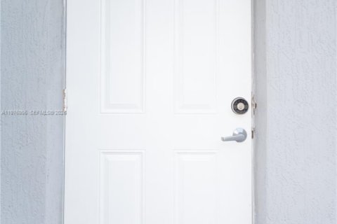 House in Miami, Florida 5 bedrooms, 216.65 sq.m. № 2042513 - photo 16