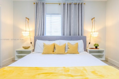 House in Miami, Florida 5 bedrooms, 216.65 sq.m. № 2042513 - photo 4