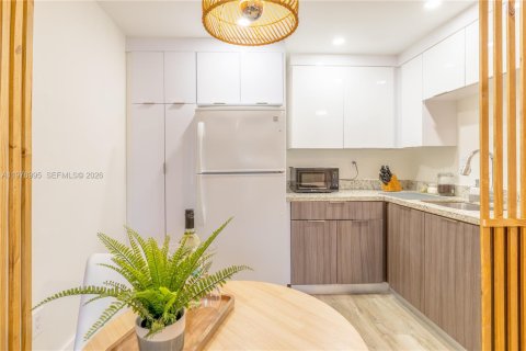 House in Miami, Florida 5 bedrooms, 216.65 sq.m. № 2042513 - photo 12