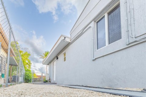 House in Miami, Florida 5 bedrooms, 216.65 sq.m. № 2042513 - photo 17