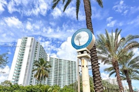 Снять в аренду кондоминиум в Санни-Айлс-Бич, Флорида 1 спальня, 92.07м2, № 1947804 - фото 1
