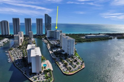 Снять в аренду кондоминиум в Санни-Айлс-Бич, Флорида 1 спальня, 92.07м2, № 1947804 - фото 3