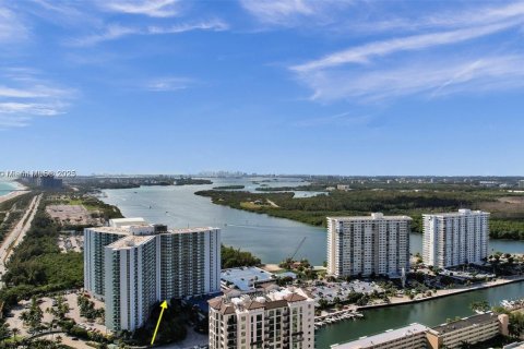 Снять в аренду кондоминиум в Санни-Айлс-Бич, Флорида 1 спальня, 92.07м2, № 1947804 - фото 2