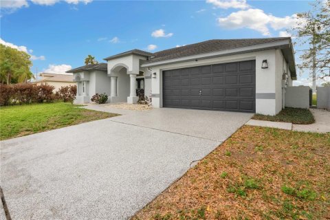 House in Zephyrhills, Florida 3 bedrooms, 163.51 sq.m. № 1569202 - photo 4