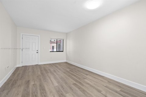 Condo in Hialeah Gardens, Florida, 2 bedrooms  № 1973583 - photo 5