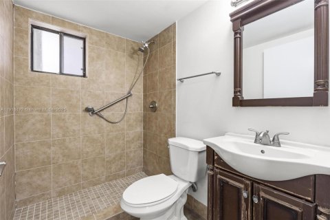 Condo in Hialeah Gardens, Florida, 2 bedrooms  № 1973583 - photo 13