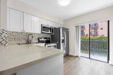 Condo in Hialeah Gardens, Florida, 2 bedrooms  № 1973583 - photo 2