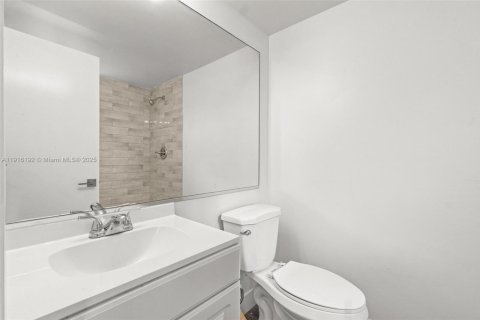 Condo in Hialeah Gardens, Florida, 2 bedrooms  № 1973583 - photo 9
