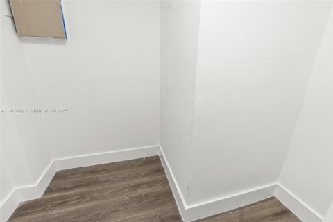 Condo in Hialeah Gardens, Florida, 2 bedrooms  № 1973583 - photo 8