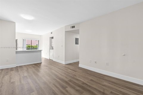 Condo in Hialeah Gardens, Florida, 2 bedrooms  № 1973583 - photo 4