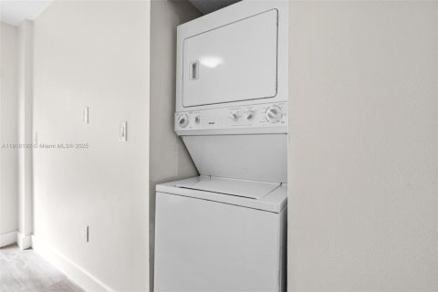 Condo in Hialeah Gardens, Florida, 2 bedrooms  № 1973583 - photo 6