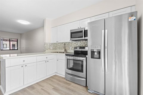 Condo in Hialeah Gardens, Florida, 2 bedrooms  № 1973583 - photo 3