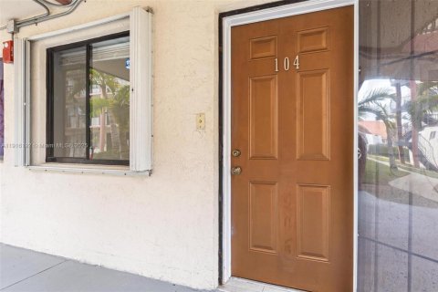 Condo in Hialeah Gardens, Florida, 2 bedrooms  № 1973583 - photo 14