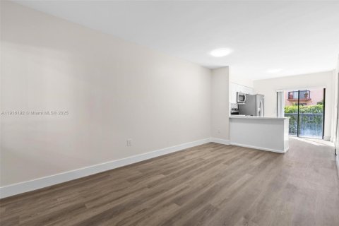 Condo in Hialeah Gardens, Florida, 2 bedrooms  № 1973583 - photo 1
