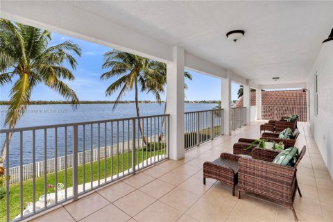 Casa en venta en Miramar, Florida, 5 dormitorios, 332.03 m2 № 1846322 - foto 27
