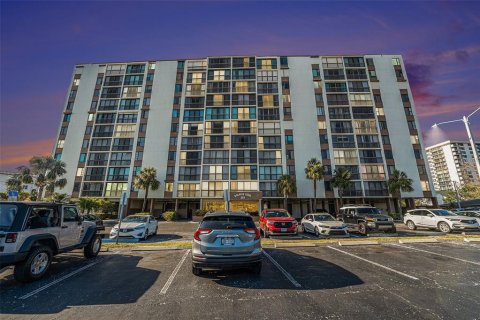 Condo in Clearwater, Florida, 1 bedroom  № 1673804 - photo 1