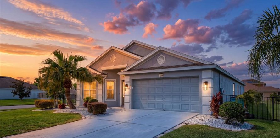 Villa ou maison à Wesley Chapel, Floride 3 chambres, 173.82 m2 № 2418742