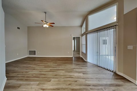 Villa ou maison à louer à Winter Haven, Floride: 3 chambres, 182.18 m2 № 2117780 - photo 2