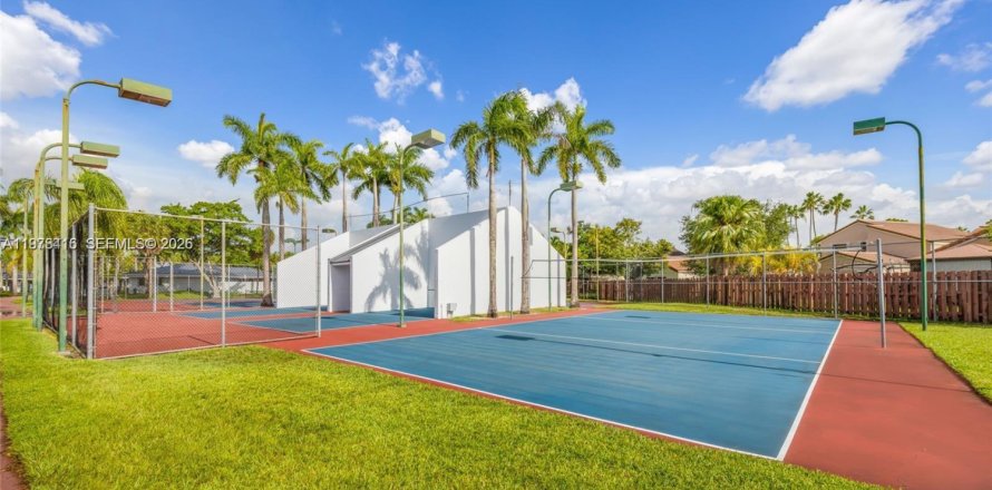 House in Hialeah, Florida 2 bedrooms, 92.07 sq.m. № 2042090