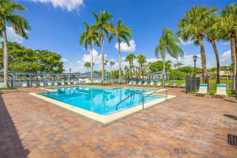 House in Hialeah, Florida 2 bedrooms, 92.07 sq.m. № 2042090 - photo 4