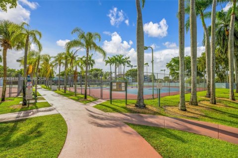 House in Hialeah, Florida 2 bedrooms, 92.07 sq.m. № 2042090 - photo 3