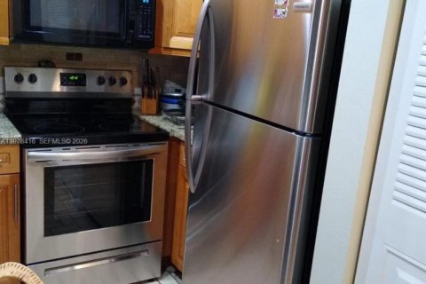 House in Hialeah, Florida 2 bedrooms, 92.07 sq.m. № 2042090 - photo 8