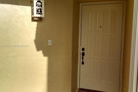 House in Hialeah, Florida 2 bedrooms, 92.07 sq.m. № 2042090 - photo 18