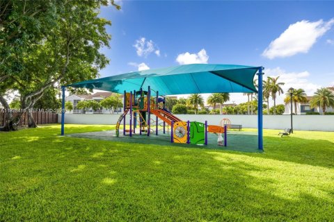 House in Hialeah, Florida 2 bedrooms, 92.07 sq.m. № 2042090 - photo 5