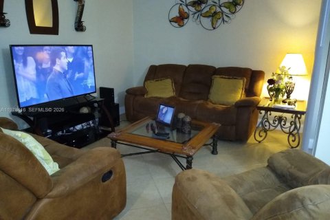 House in Hialeah, Florida 2 bedrooms, 92.07 sq.m. № 2042090 - photo 11